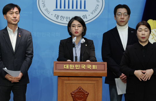 용혜인(왼쪽에서 두 번째) 기본소득당 의원이 15일 오전 서울 여의도 국회에서 개혁연합신당 관련 기자회견을 하고 있다. 뉴시스