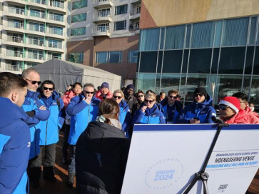 2024 강원 동계청소년올림픽 조직위원회가 IOC 관계자들에게 준비 과정을 설명하고 있다. 조직위 제공