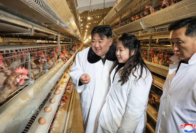 김정은 국무위원장이 지난 7일 황해북도 황주군의 광천닭공장을 딸 김주애와 함께 현지지도했다. 조선중앙통신 연합뉴스