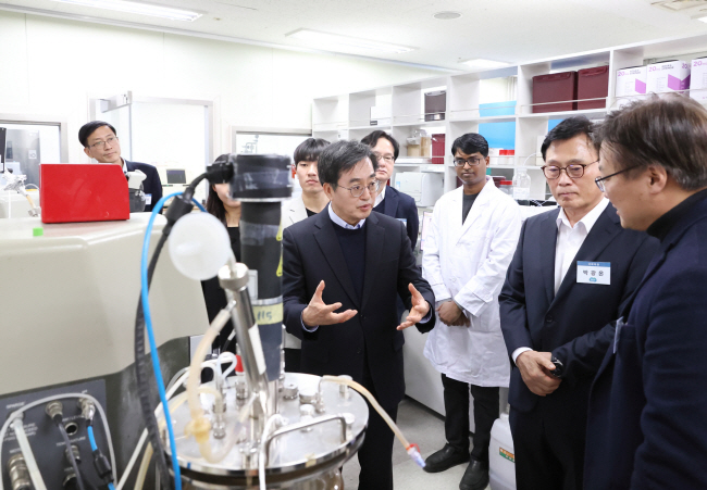 지난 8일 경기도경제과학진흥원이 운영하는 경기 수원시 영통구 이의동 일원 광교테크노밸리 내 경기바이오센터를 방문한 김동연(앞줄 가운데) 경기지사가 기업 관계자와 생명공학 기반 조성에 관해 대화를 나누고 있다. 경기도청 제공