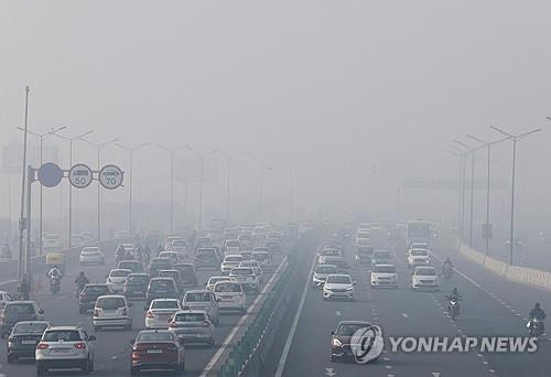 지난해 12월 26일 오전 짙은 스모그가 낀 인도 뉴델리 도로를 차들이 달리고 있다. 로이터연합뉴스