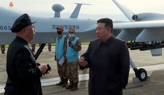 북한 조선중앙TV는 15일 ‘위대한 전환, 승리와 변혁의 2023년’제목의 새 기록영화를 방영하며 그동안 북한 매체에서 보도되지 않은 김정은 국무위원장이 리병철 당 중앙군사위원회 부위원장과 ‘샛별-9형’ 공격형 무인기를 시찰하는 모습을 공개했다. 조선중앙TV 화면 연합뉴스