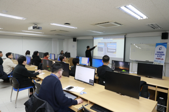 가천대 공과대학 교수들이 SW(소프트웨어)중심대학 사업단에서 주최한 ‘AI-SW 공과대학 워크숍’에 참여해 강의를 듣고 있다. 가천대 제공