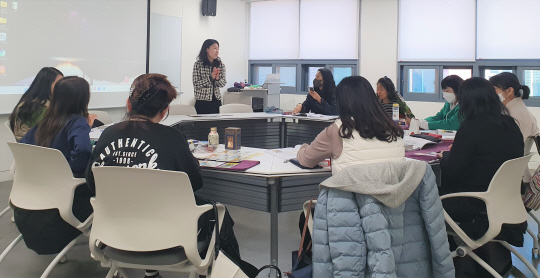 영등포구에서 운영중인 재능나눔 프로그램중 하나인 ‘신비한 타로’과정 참가자들이 재능기부자인 강사의  강의를 듣고 있다.   영등포구청 제공