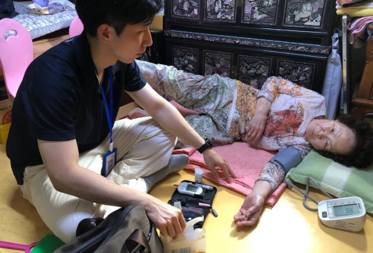 어르신 건강 동행 사업 중 간호 서비스가 진행되고 있다.성동구청 제공