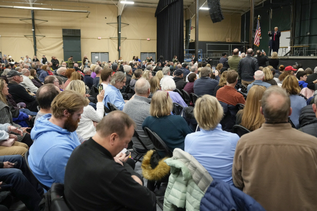 15일 도널드 트럼프 전 대통령이 아이오와주 클리브 호라이즌 이벤트 센터에서 열린 공화당 코커스(당원대회) 행사장에 참석해 연단 위에서 연설하고 있다. AP 연합뉴스