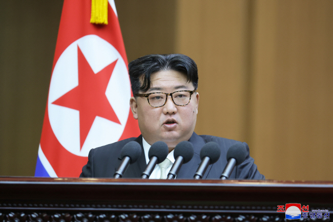 김정은 북한 국무위원장이 15일 평양 만수대의사당에서 열린 최고인민회의에서 시정연설을 하고 있다. 연합뉴스