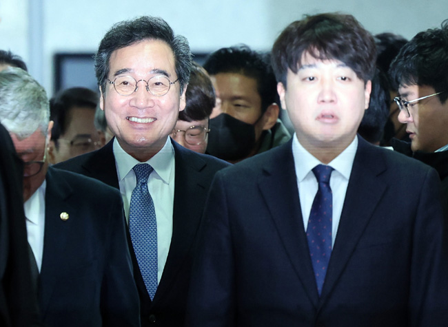 이낙연 전 더불어민주당 대표와 이준석 개혁신당(가칭) 정강정책위원장이 지난 14일 국회 의원회관에서 열린 미래대연합(가칭) 창당준비위원회 출범식에 참석하고 있다. 뉴시스