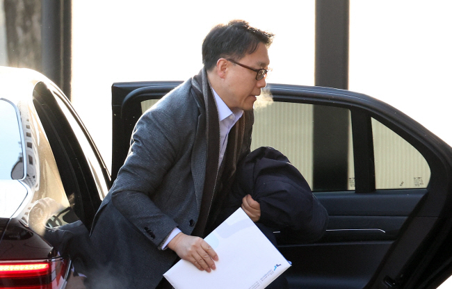 오는 20일 퇴임을 앞둔 김진욱 고위공직자범죄수사처장이 16일 오전 정부과천청사 내 공수처로 출근하고 있다. 연합뉴스