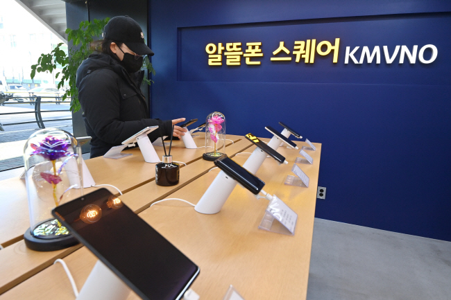 시중은행의 알뜰폰 직접 서비스가 곧 시작될 것으로 예상되는 가운데 16일 오전 서울 종로구 알뜰폰 스퀘어를 찾은 고객이 알뜰폰을 살펴보고 있다.  문호남 기자