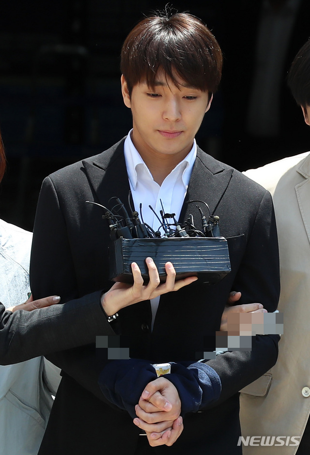 [서울=뉴시스]성폭력처벌법상 특수준강간 등의 혐의를 받고 있는 가수 최종훈이 9일 오후 서울 서초구 서울중앙지방법원에서 구속 전 피의자 심문(영장실질심사)을 마치고 이동하고 있다. 최종훈은 정준영과 2016년 1월 강원 홍천, 2016년 3월 대구에서 집단 성폭행을 했다는 혐의를 받고 있다. 2019.05.09.