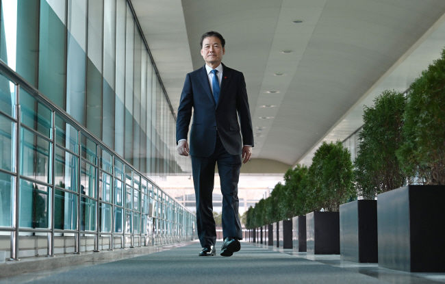 김영호 통일부 장관이 지난 10일 오후 정부서울청사에서 이뤄진 문화일보와의 인터뷰에서 북한을 ‘태엽 감은 장난감 자동차’에 비유하면서 “북한 주민의 자유가 증진되면 북한 사회는 변할 것이고, 두껍고 높은 억제의 벽을 세우면 결국 북한은 대화의 테이블로 나올 수밖에 없다”고 강조하고 있다.  김동훈 기자