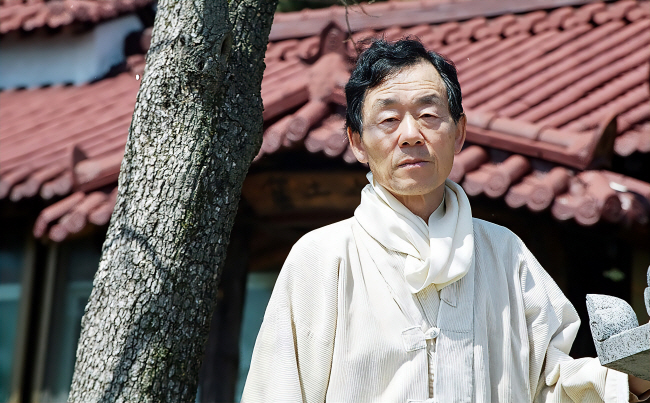 소설가 한승원은 새 장편 ‘사람의 길’에서 갈매기의 입을 빌려 “기득권자들이 장악한 전 지구적인 자본주의 시장경제 체제는 야만 세상”이라고 일갈한다.   문학동네 제공