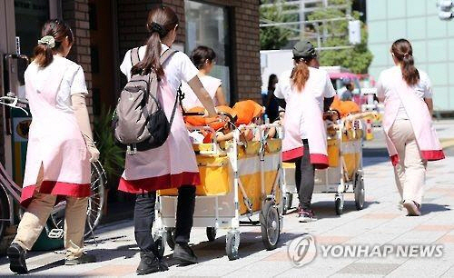 어린아이 데리고 나온 일본 보육사. 연합뉴스