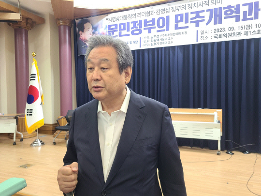 김무성 전 새누리당 대표가 취재진의 질문에 답하고 있다. 연합뉴스