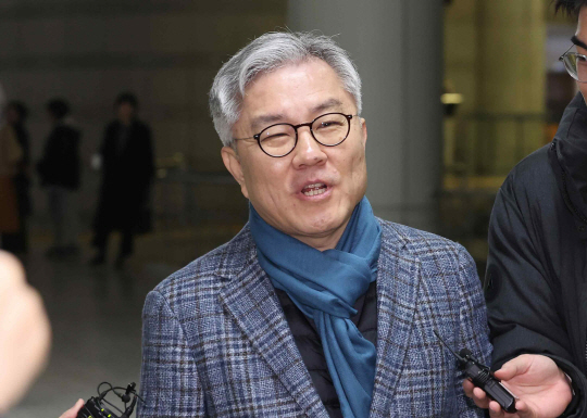 최강욱 전 더불어민주당 의원이 17일 오전 서울 서초구 서울중앙지법에서 열린 2심 선고공판에 출석하고 있다. 연합뉴스