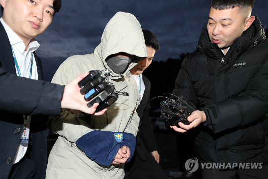 국민건강보험공단 횡령 사건 피의자 최모(46) 씨가 해외 도피 후 1년 4개월 만에 필리핀에서 검거돼 국내로 송환, 17일 오전 강원 춘천시 강원경찰청으로 조사를 받기 위해 들어가고 있다. 연합뉴스