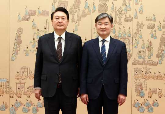 윤석열 대통령이 16일 서울 용산 대통령실 청사에서 조태용 국가정보원장에게 임명장을 수여한 뒤 기념 촬영을 하고 있다. [대통령실통신사진기자단] 연합뉴스
