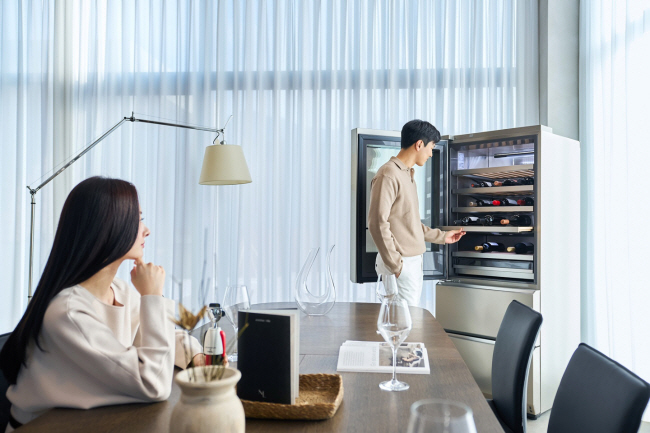 LG전자가 강원 홍천에 마련한 체험공간 ‘어나더빌라’ 내부 모습. 어나더빌라에는 초(超)프리미엄 가전 ‘LG시그니처’와 초프리미엄 빌트인 ‘시그니처 키친 스위트’가 적용됐다.  LG전자 제공