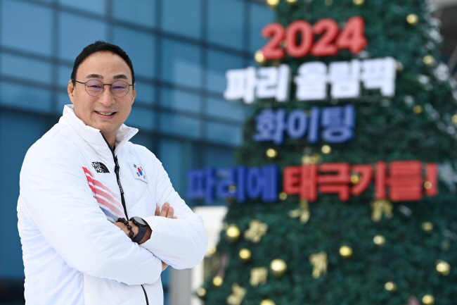 장재근 진천선수촌장이 지난 10일 충북 진천선수촌에서 포즈를 취하고 있다. 진천선수촌에선 2024 파리올림픽을 준비 중인 300∼400명의 선수들이 연일 구슬땀을 흘리고 있다. 문호남 기자