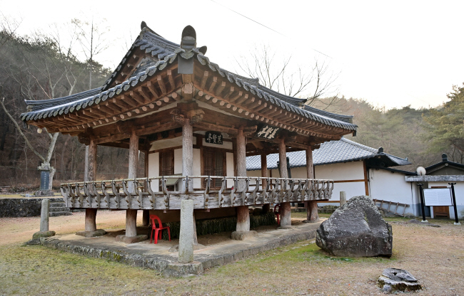 오도산 계곡 아래 계곡을 끼고 있는 정자 모현정. 앞마당에 수석처럼 바위를 놓았다.