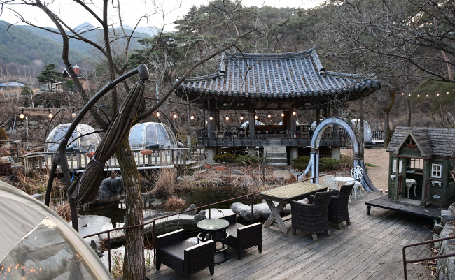 개인 소유의 천변 숲에 지어진 정자 모암정. 허브농원카페 ‘민들레울’ 안에 있다.