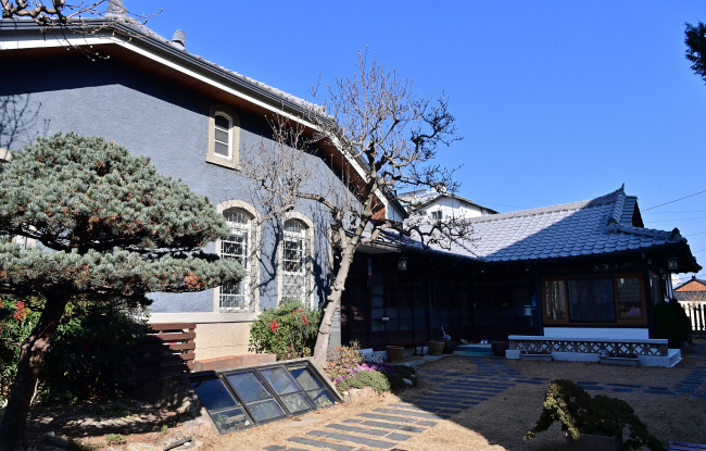 거창읍의 옛 자생의원. 서양풍의 병원 건물에 입원실로 쓴 한옥이 덧대져 있다.