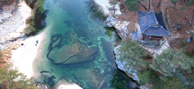 에메랄드 보석을 떠올리게 하는 수승대 아래 구연소(龜淵沼)의 물색. 물가의 정자는 거창 신씨 가문의 정자 ‘요수정(樂水亭)’이다. 요수란 이름은 논어의 ‘지자요수(知者樂水)’에서 따온 것이다.