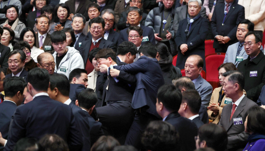 강성희 진보당 의원이 18일 전주 덕진구 한국소리문화의전당 모악당에서 열린 전북특별자치도 출범식에서 윤석열 대통령이 참석자들과 인사하는 동안 경호원들에게 끌려 나가고 있다. 진보당 측은 "강 의원이 윤 대통령과 악수하며 ‘국정기조를 바꾸지 않으면 국민들이 불행해집니다’라는 말을 건넨 순간 경호원들이 제지했다"고 주장했다. 대통령실사진기자단. 뉴시스