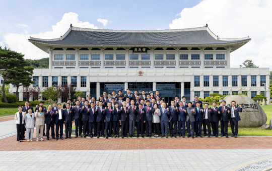 경북도의회 의원들이 의회 건물 앞에서 화이팅을 외치고 있다. 경북도의회 제공