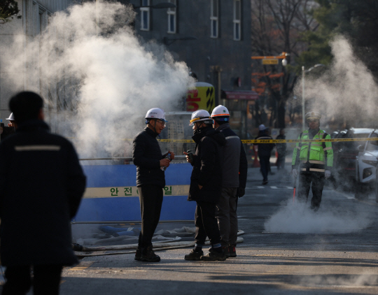 18일 서울 양천구 신정동 신정가압장에서 펌프 가압 장치 밸브 누수 관련 복구 작업이 한창인 가운데 인근 도로에서 증기가 보이고 있다. 연합뉴스