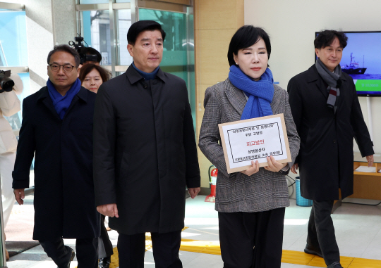전현희(왼쪽 세 번째) 더불어민주당 당대표정치테러대책위원회 위원장이 18일 오전 서울 종로구 서울경찰청 민원실을 찾아 국무총리실 산하 대테러종합상황실 소속 공무원을 ‘허위공문서작성 및 동행사죄’ 혐의 고발장을 제출하기 위해 이동하고 있다. 뉴시스