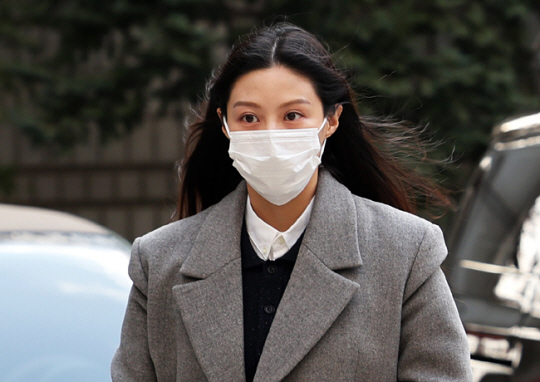 조국 전 법무부 장관 딸 조민 씨가 지난해 서울 서초구 서울중앙지법에서 열린 공판에 출석하고 있다. 뉴시스