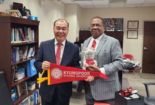 홍원화(왼쪽) 경북대 총장이 키스 휘트필드 미국 네바다대 라스베이거스(UNLV) 총장과 교류 방안을 협의한 뒤 기념사진을 촬영하고 있다. 경북대 제공