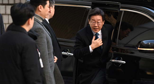 공직선거법 위반 혐의를 받고 있는 이재명 더불어민주당 대표가 19일 오전 흉기피습 사건으로 중단된 재판을 받기 위해 서울 서초구 서울중앙지방법원으로 향하고 있다. 문호남 기자