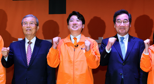 이준석(가운데) 개혁신당 대표가 20일 오후 서울 영등포구 국회의원회관에서 열린 개혁신당 중앙당 창당대회에서 이낙연(오른쪽) 새로운미래 인재영입위원장, 김종인 전 국민의힘 비상대책위원장 등과 기념촬영을 하고 있다. 뉴시스