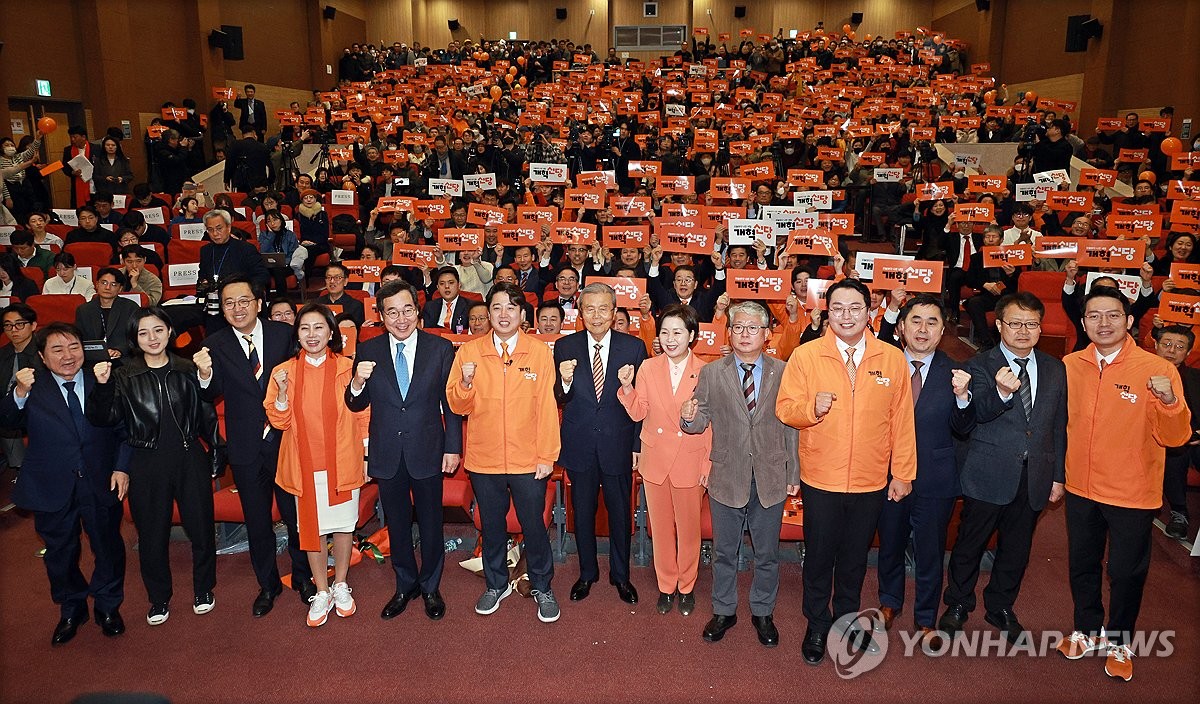 (서울=연합뉴스) 개혁신당 이준석 대표가 20일 오후 서울 국회 의원회관에서 열린 개혁신당 중앙당 창당대회에서 참석자들과 함께 기념촬영을 하고 있다. 이날 창당대회에는 김종인 전 국민의힘 비상대책위원장, 이낙연 새로운미래 인재영입위원장, 김종민·조응천·정태근 미래대연합 공동창당준비위원장, 양향자 한국의희망 대표, 금태섭 새로운선택 공동대표·류호정 전 의원 등 제3지대 인사들이 총출동했다. 2024.1.20