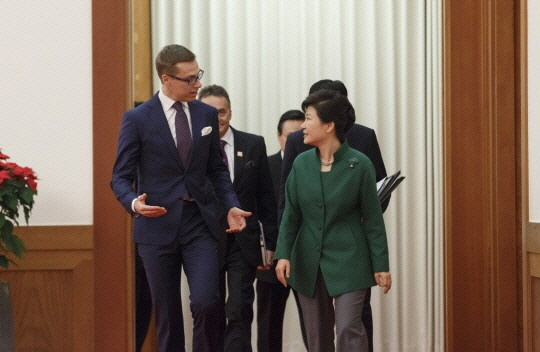 박근혜 전 대통령이 지난 2014년 11월 알렉산더 스툽 당시 핀란드 총리를 접견하고 있다. EPA 연합뉴스