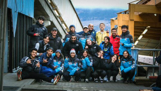 2018 평창동계올림픽 유산을 계승·발전하기 위해 2020년부터 추진한 동계스포츠 저개발국 및 개발도상국 선수 육성사업을 통해 2024 강원동계청소년올림픽대회에 출전하는 9개국 선수단 모습. 2018평창기념재단 제공