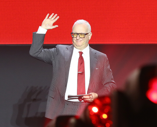 스포츠 브랜딩 전문가인 토드 라돔이 21일 인천 연수구 송도컨벤시아에서 열린 출정식에서 새 BI를 소개하고 있다.   SSG 제공