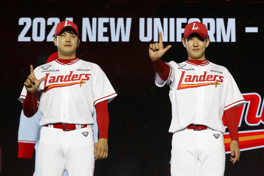 SSG 서진용(왼쪽)과 송영진이 21일인천 연수구 송도컨벤시아에서 열린 출정식에서 기념 포즈를 취하고 있다.  SSG 제공