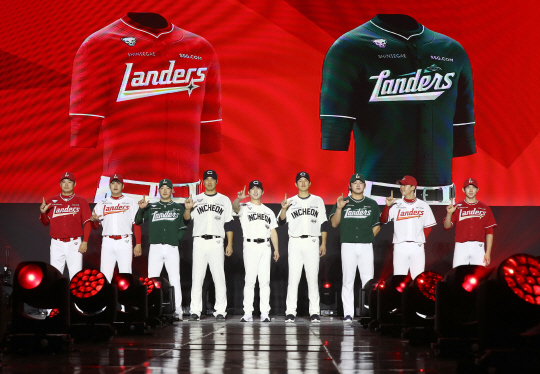 SSG 선수들이 21일 인천 연수구 송도컨벤시아에서 열린 출정식에서 기념 포즈를 취하고 있다. SSG 제공