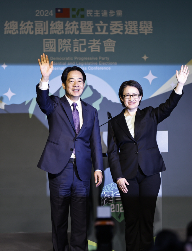 샤오메이친(오른쪽) 대만 부총통 당선자가 지난 13일 민진당사에 마련된 연단에 올라 지지자들에게 손을 흔들고 있다.   AP 연합뉴스