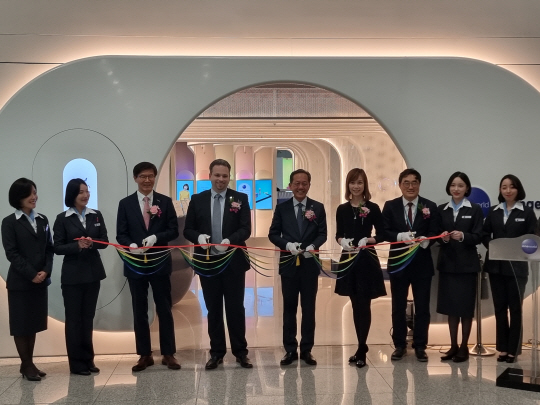 지난 20일 오후 인천공항 제1여객터미널 원월드 라운지 오픈 행사에서 인천국제공항공사 김홍수 터미널운영처장(오른쪽에서 세 번째)과 원월드 부사장 게르하트 거킹어(Gerhard Girkinger, 오른쪽에서 여섯 번째) 등 관계자들이 리본 커팅식을 하며 기념촬영 하고 있다. 인천국제공항공사 제공