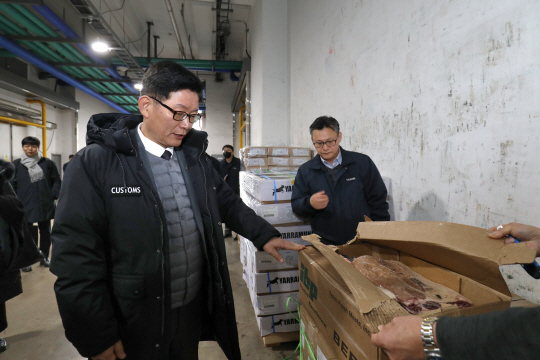 고광효 관세청장이 22일 경기 광주시 소재 삼진냉장 창고를 방문해 축산물 통관 현장을 점검하고 있다.관세청 제공