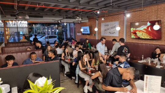 BBQ가 지난해 5월 파나마의 수도 파나마시티 샌프란시스코에 1호점을 그랜드 오픈하며 미디어데이를 개최하고 있다. 제너시스BBQ 제공