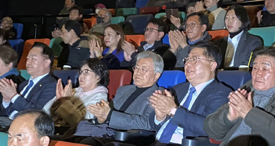 문재인(가운데) 전 대통령과 부인 김정숙 여사가 22일 오후 경남 양산 시내 한 영화관에서 영화 ‘길위의 김대중’을 지역 민주 당원들과 함께 단체관람하고 있다. 연합뉴스