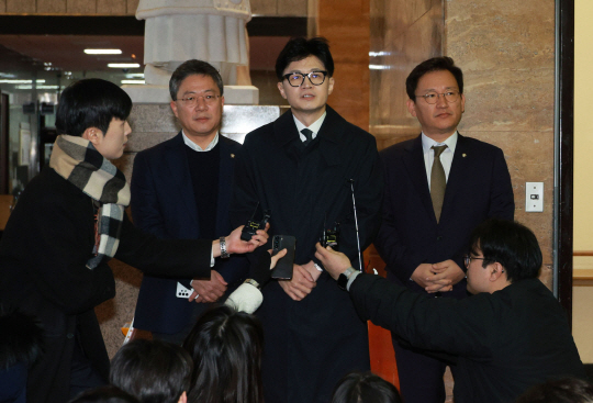 한동훈 국민의힘 비상대책위원장이 22일 오전 국회로 출근하며 취재진 질문에 답하고 있다. 연합뉴스