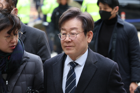 이재명 더불어민주당 대표가 22일 오후 서울 서초구 서울중앙지법에서 열린 검사 사칭 사건 위증교사 추가기소 관련 1차공판에 출석하고 있다. 뉴시스