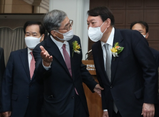 윤석열 국민의힘 당시 대선 후보가 2021년 11월 9일 서울 중구 프레스센터에서 열린 신평 변호사 출판기념회에서 신 변호사와 대화하고 있는 모습. 뉴시스(국회사진기자단)